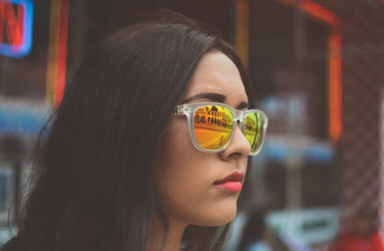 looking at the world in chaos through glasses Premium ai image