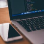 laptop on table pic coding Premium vector